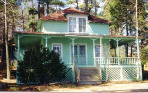 CHARMING AND CONVENIENT IN TOWN WATERFRONT COTTAGE