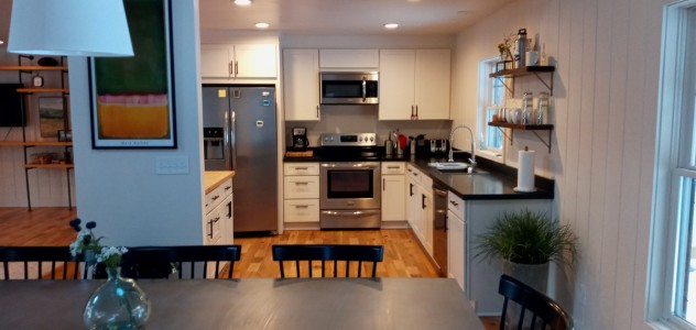 MODERN ADK CABIN ON 2 WOODED AC. - BEACH 1/2 MI 