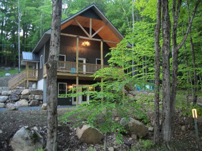 PERFECT LOCATION WALK TO TOWN & FIRST LAKE ACCESS!