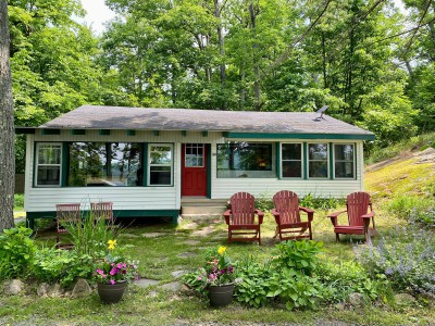 COZY CABIN W/ VIEWS, LAKE ACCESS AND HOT TUB