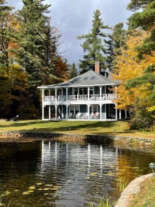 LARGE WATERFRONT VACATION RETREAT