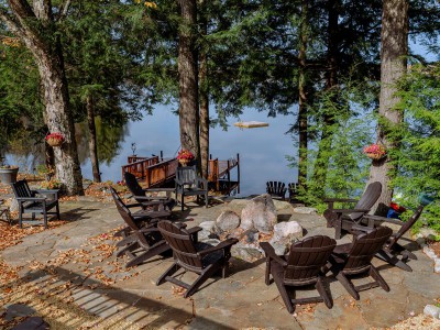 SPACIOUS ALL-SEASON FAMILY LAKEFRONT RETREAT 