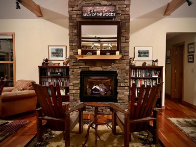 COZY STREAM SIDE RETREAT~1.5 MI TO MINERVA BEACH!