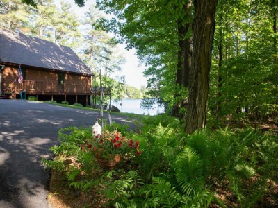 LAKEFRONT WITH HOT TUB, PRIVATE DOCK & KAYAKS!