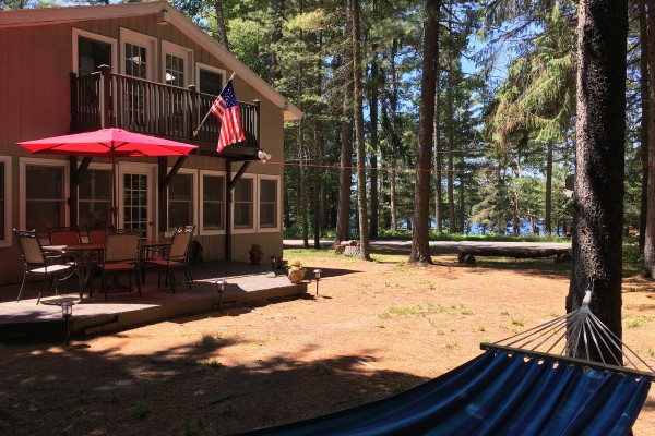 Relax in the shady hammock, with view of the lake.