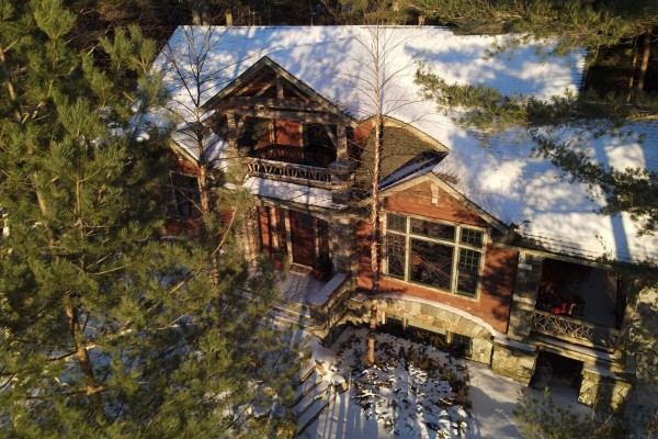 Welcome! Lake View Chalet with walk to town location