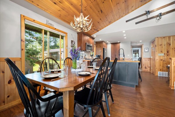 Dining table, fully-equipped kitchen, island seating