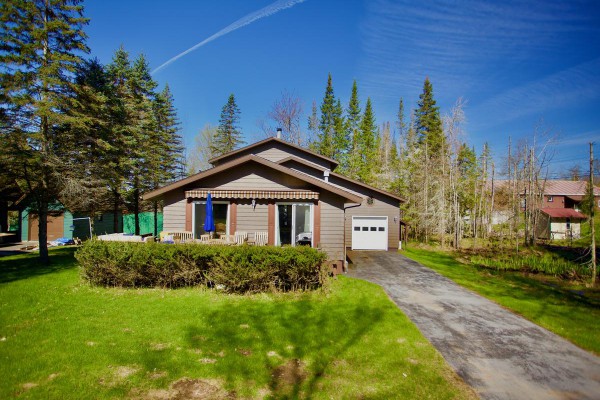 Front of the Cozy cabin with large front deck 