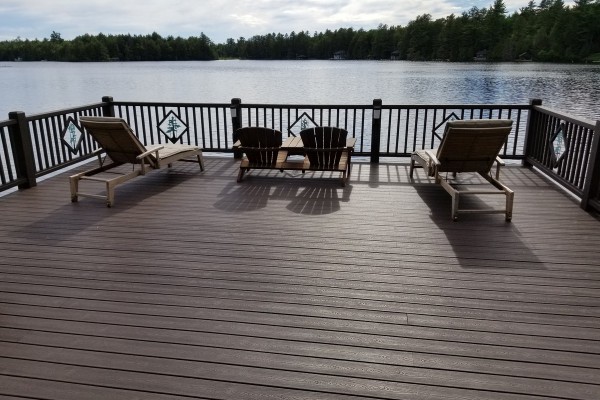 Large boathouse deck for sun worshippers