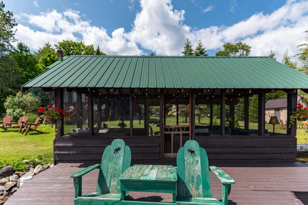 Screened-in gazebo for lakeside napping & dining 