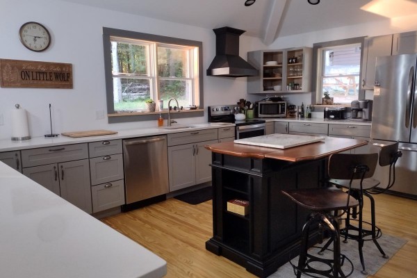 New Kitchen w/Stainless Fridge.Dish Washer.Stove.Keurig