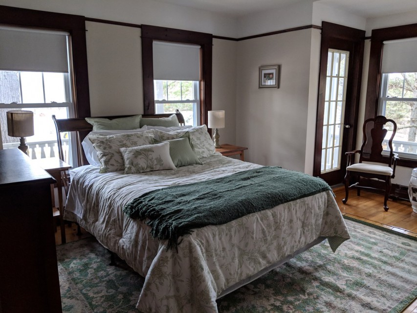 Queen bed in spacious room with en suite bath