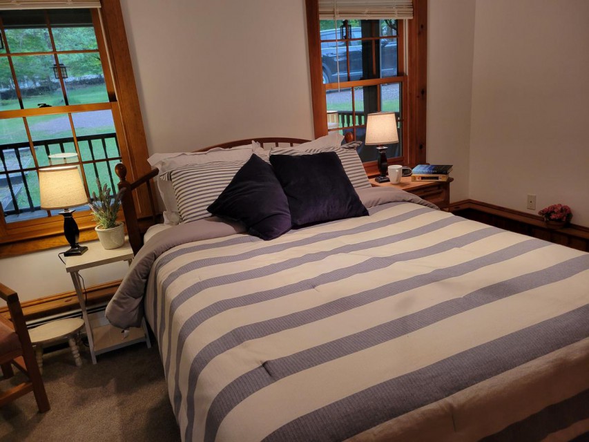 Main floor Queen bedroom, has own access to full bath.