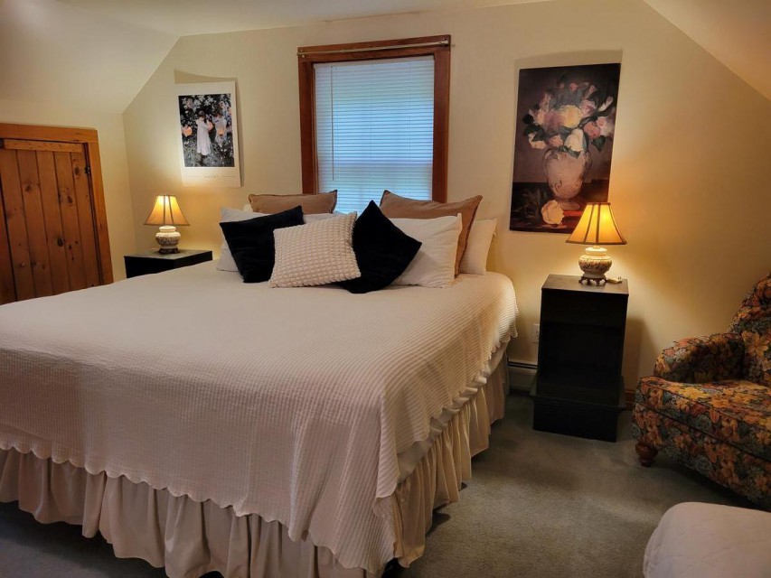 Upstairs King bedroom w/twin bed & AC.