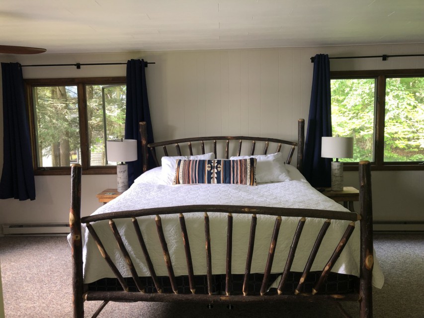 Mater bedroom -King bed with lakeview