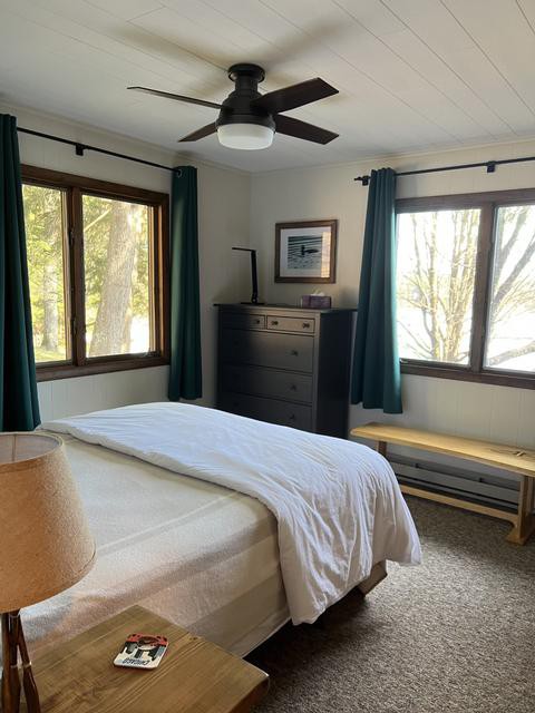 Lake side Bedroom -Queen