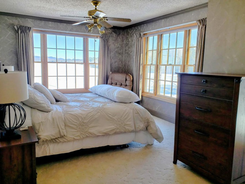 Upstairs BR w/queen bed, full bath, balcony, great view