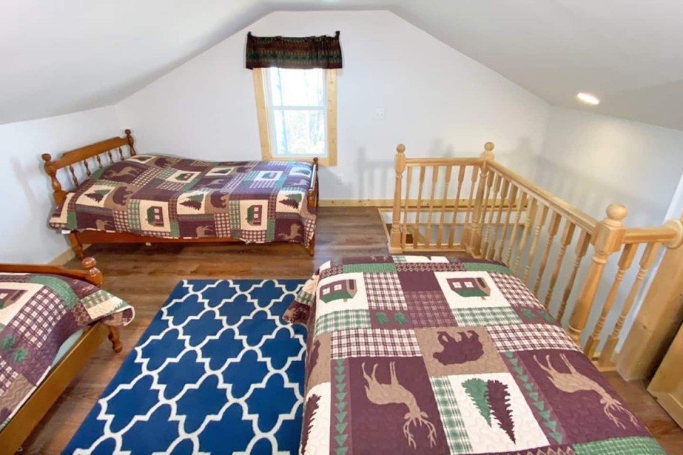 upstairs loft with 3 twin beds