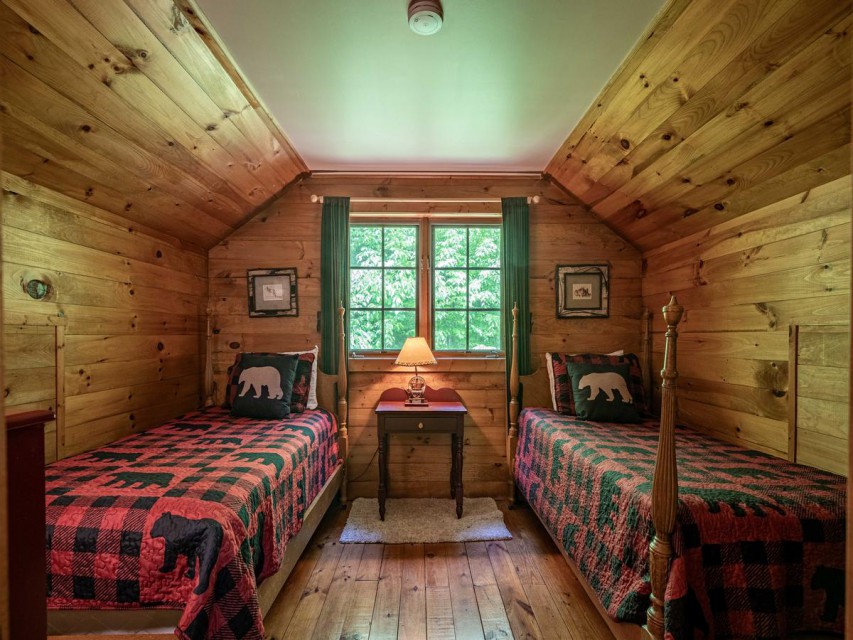 Upstairs Guest Bedroom - 2 Twins