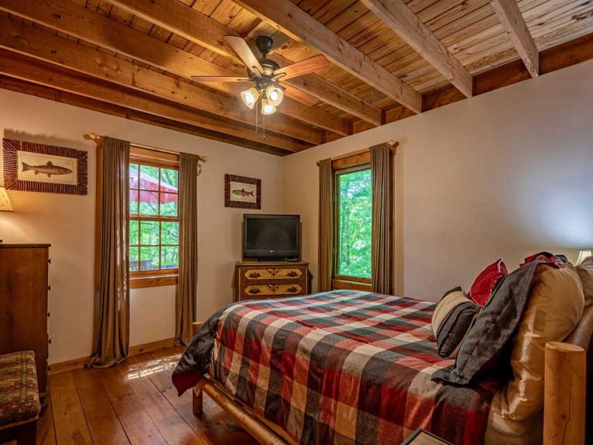 Main Floor Bedroom - queen