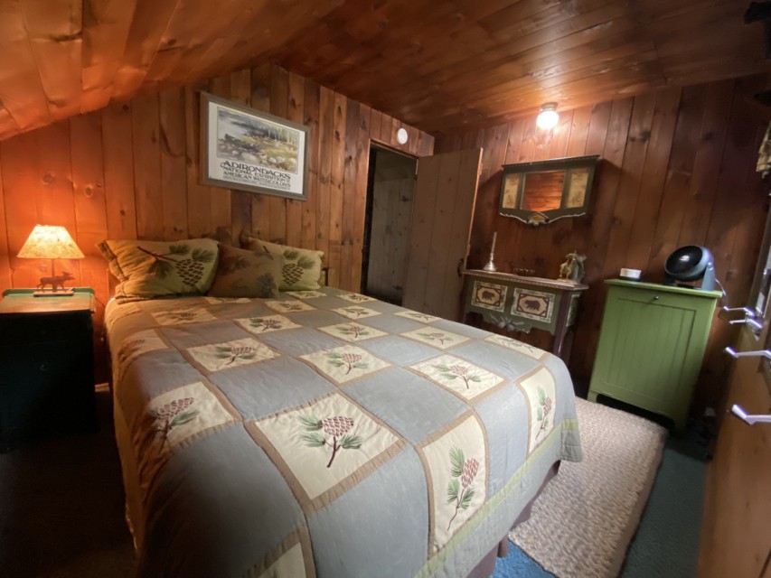 Bedroom 1 - Queen bed