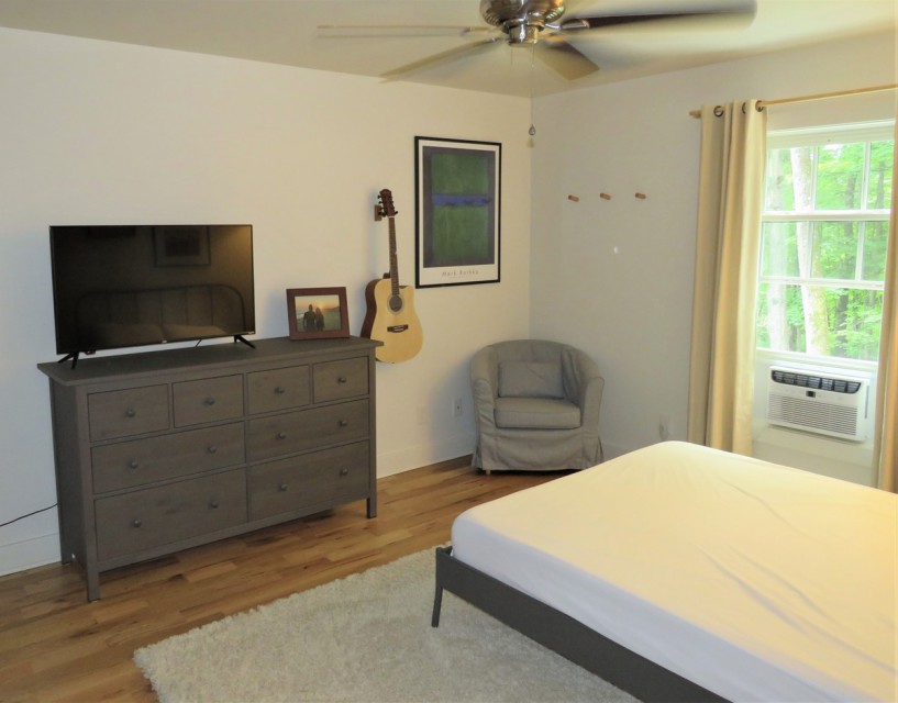 BED 1 43" TV FRONT WALL