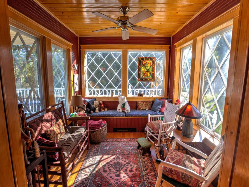 SUN ROOM -YR round. Relaxing time to read. Kids toys.