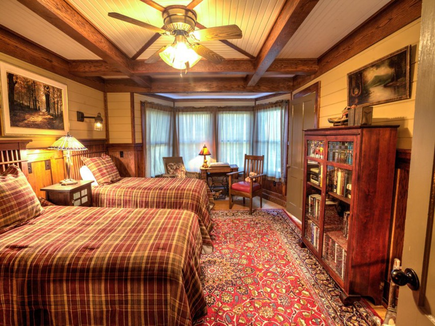 CASCADE: 2 twin beds. Partial lake view.