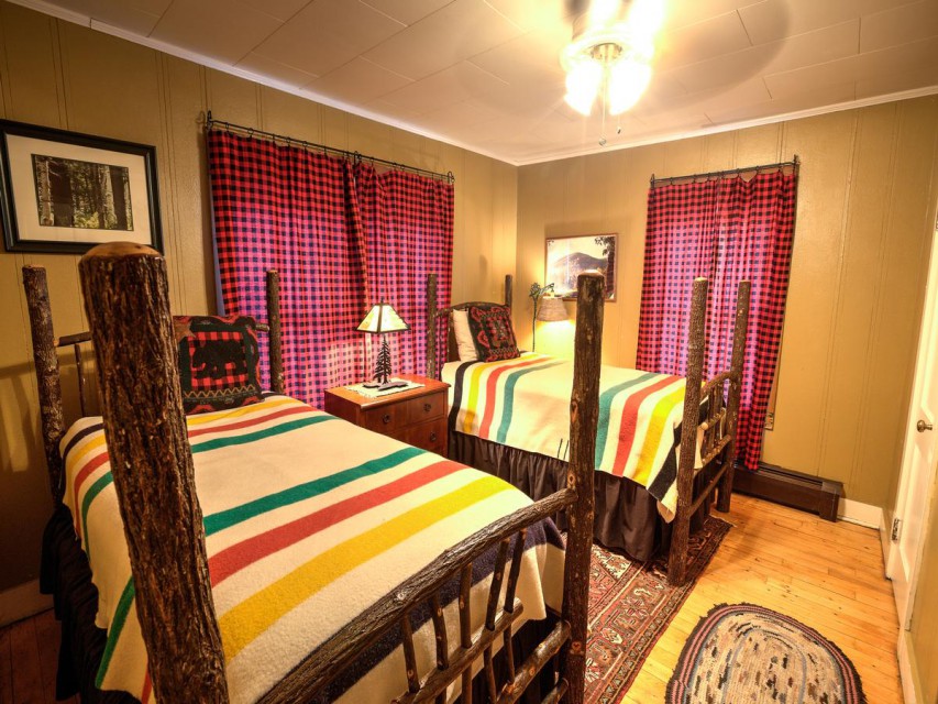 OZ...2 twin beds, desk.