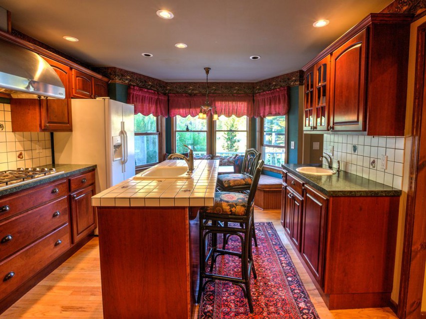 KITCHEN: Remodeled. Pics to come.