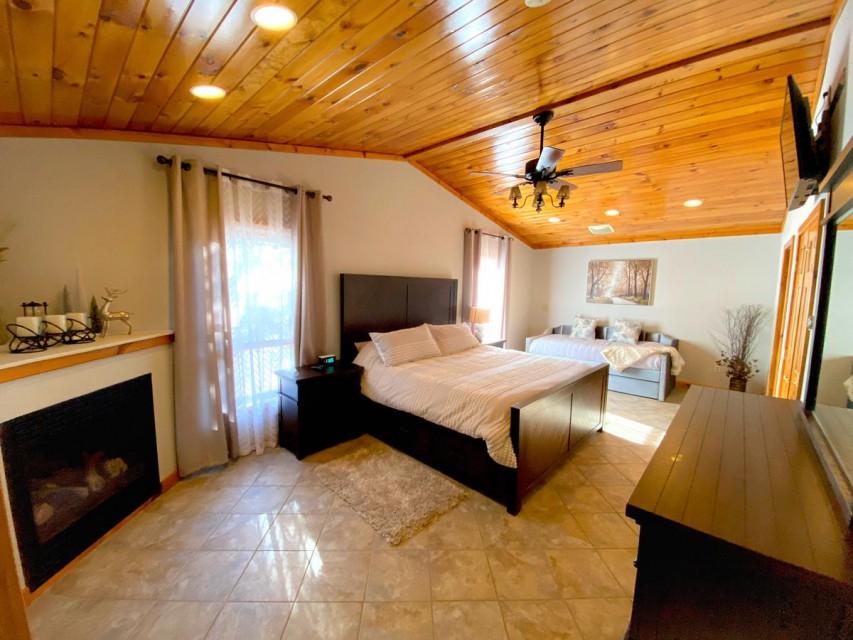 Master bathroom with king size bed, double twin day bed