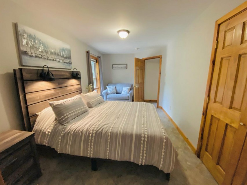 Second bedroom with queen size bed and twin sofa bed 