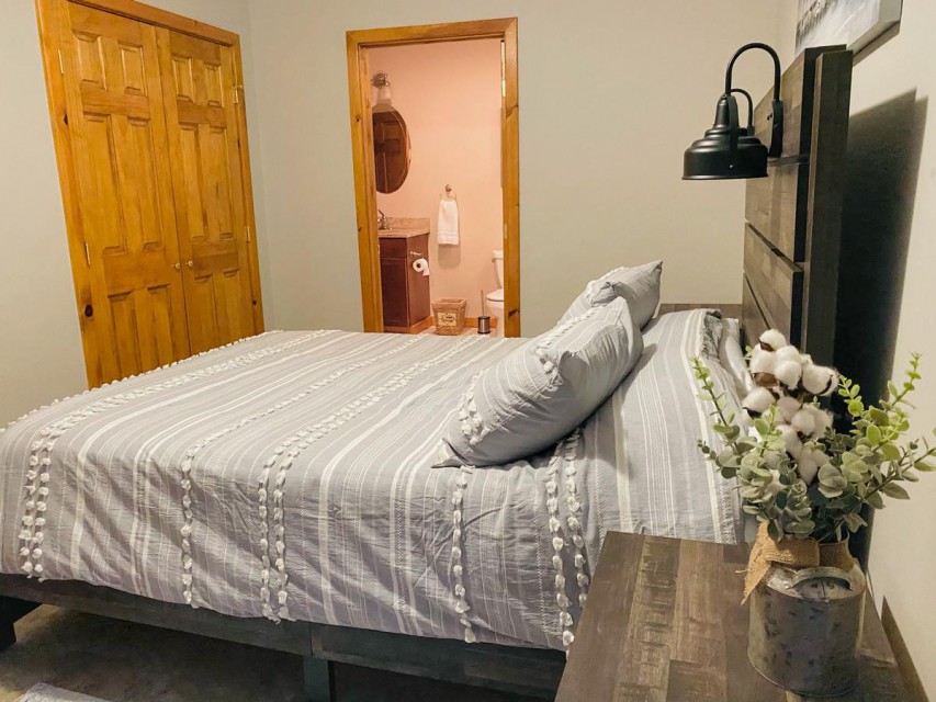 Second bedroom with queen size bed 