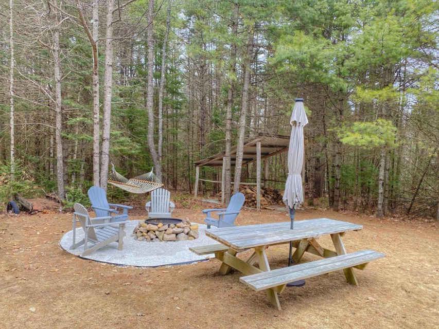 Fire pit, picking tables, fire wood provided 