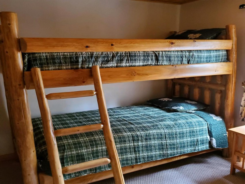 Bedroom w/ twin bunk beds - Downstairs