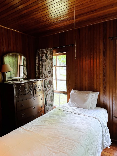 2 twin bedded bedrooms with 2 twin beds each