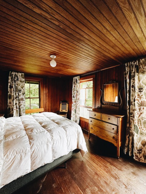 Queen bed lakeview rooms - 2 bedrooms like this