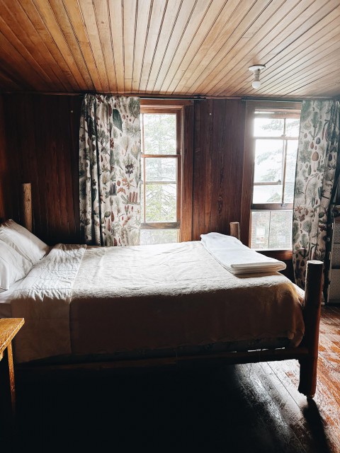 2 rooms with one full bed each