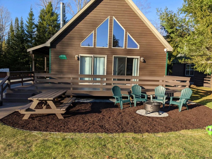 Bear's Den Exterior/Deck/Fire Pit/Picnic Table
