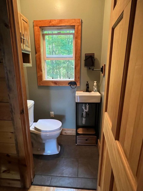 Fully remodeled cozy half-bath