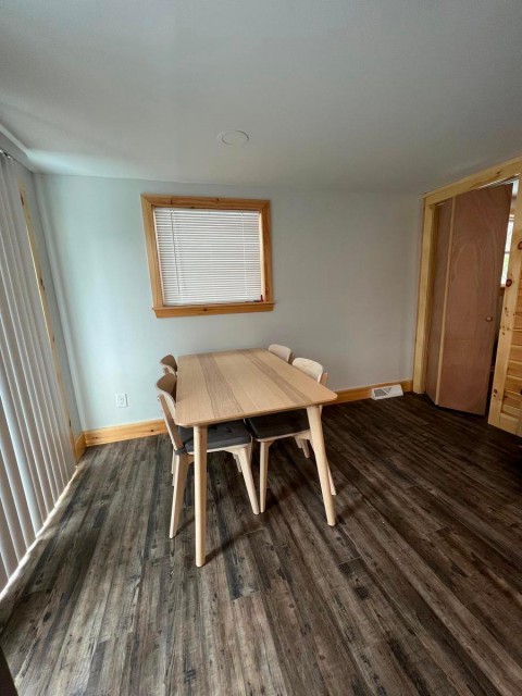 Eating area & pantry