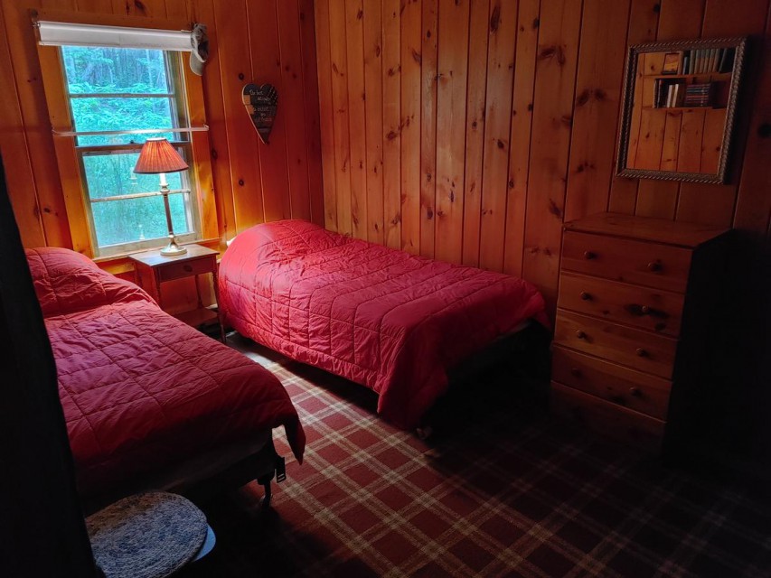 Bedroom 2: two twin beds