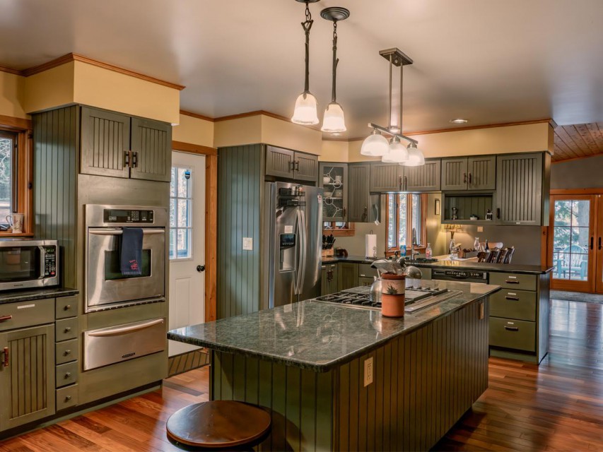 Fully equipped kitchen - open to dining and family room