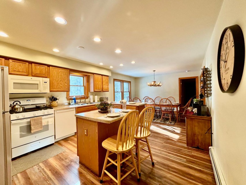 kitchen with dish washer, oven, refrigerator seats 10