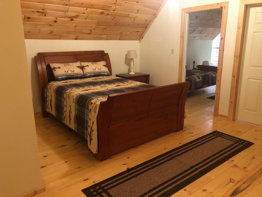 bedroom queen size bed