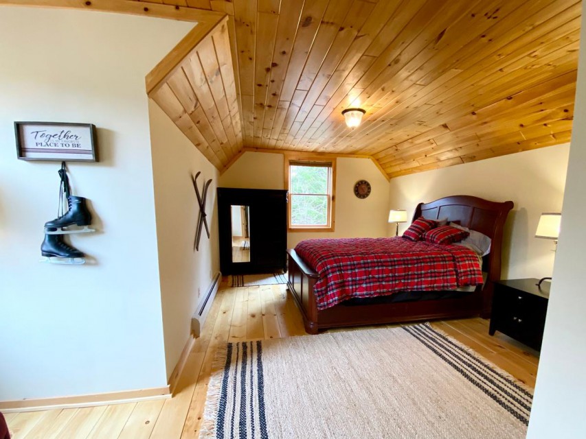 bedroom queen size bed