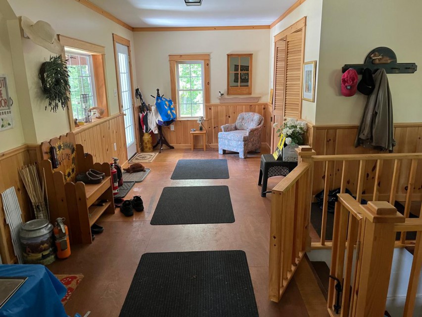 Entrance room, stairs to basement