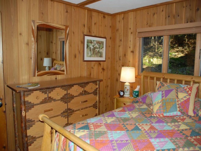 1st floor Queen bedroom