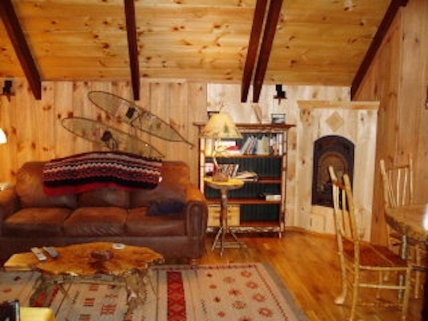 Sitting/TV room from entry