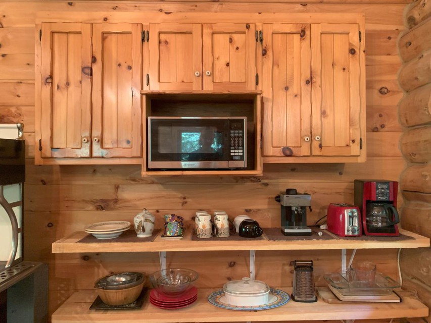 Details of the kitchen. Microwave, stove, utensils etc.